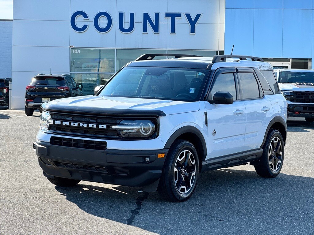 2023 Ford Bronco Sport Outer Banks photo 2