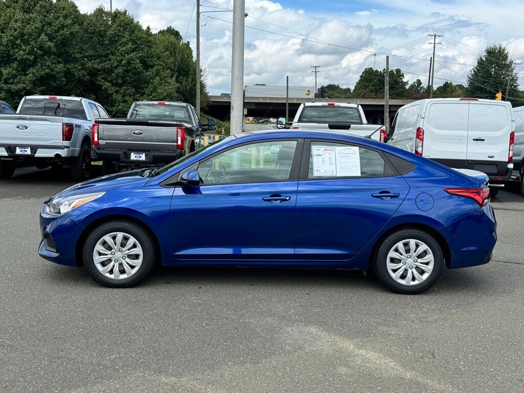 2022 Hyundai Accent SE photo 2