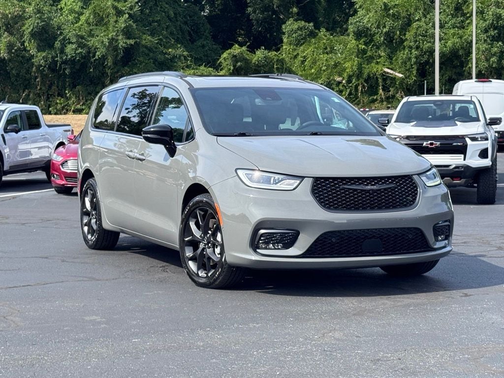 2023 Chrysler Pacifica Limited AWD's photo