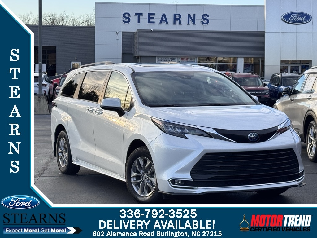 2024 Toyota Sienna XLE's photo
