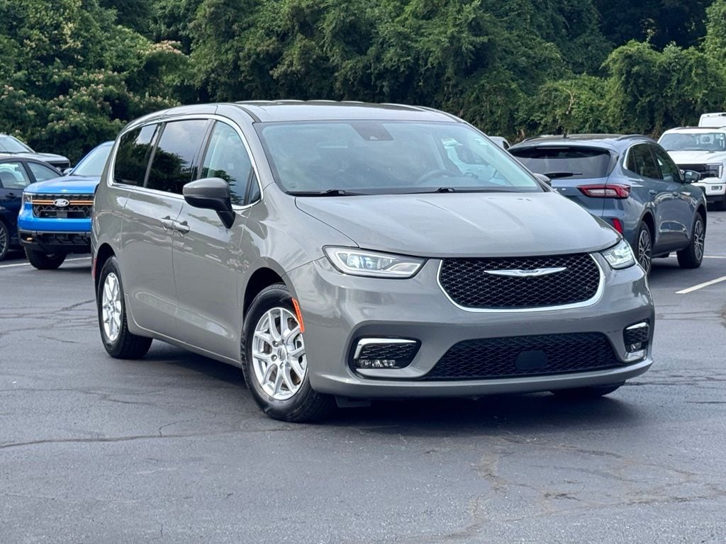 2023 Chrysler Pacifica Touring L's photo