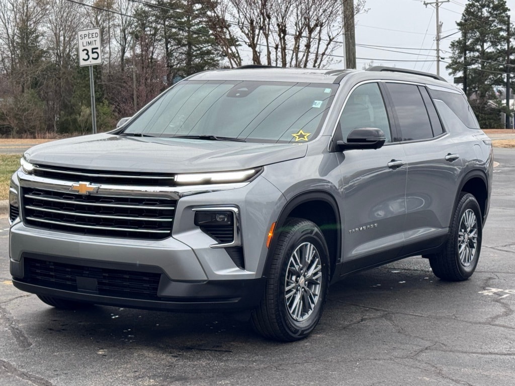 Used 2024 Chevrolet Traverse LT SUV