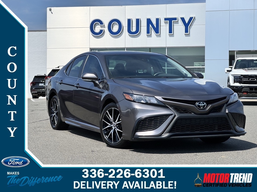 2024 Toyota Camry SE's photo