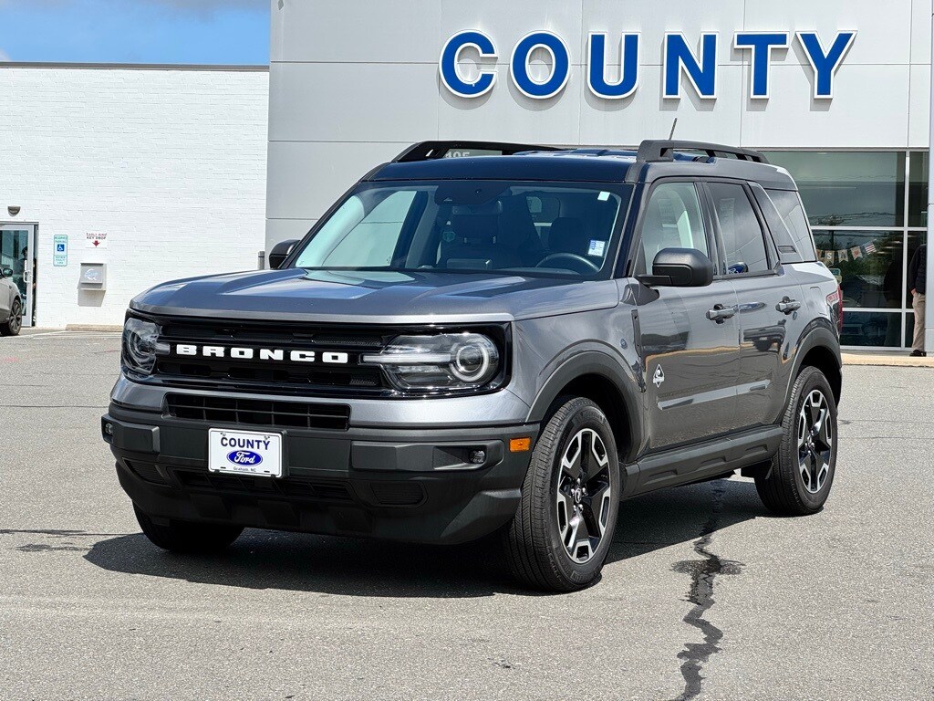 2022 Ford Bronco Sport Outer Banks photo 2