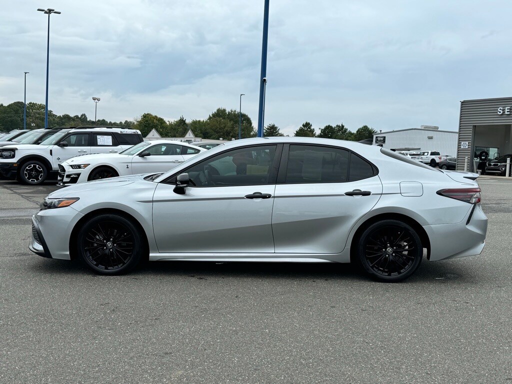 2022 Toyota Camry SE photo 2