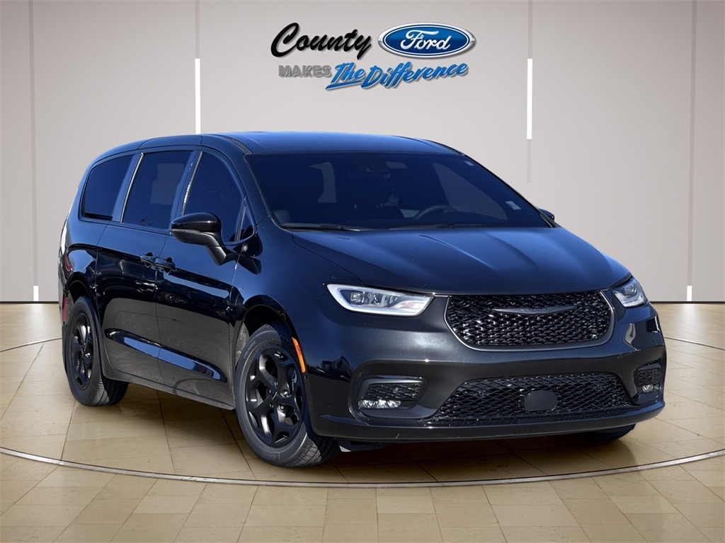 2023 Chrysler Pacifica Hybrid Touring L's photo