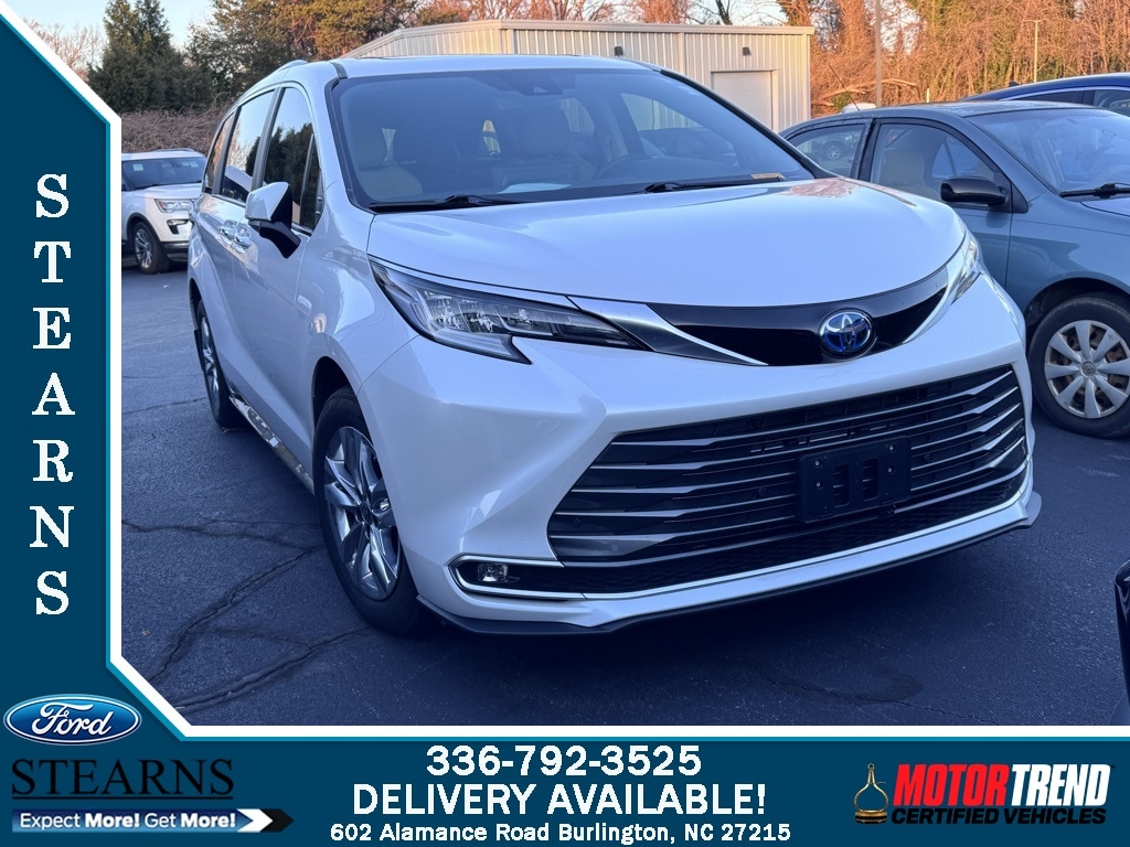2024 Toyota Sienna Limited's photo