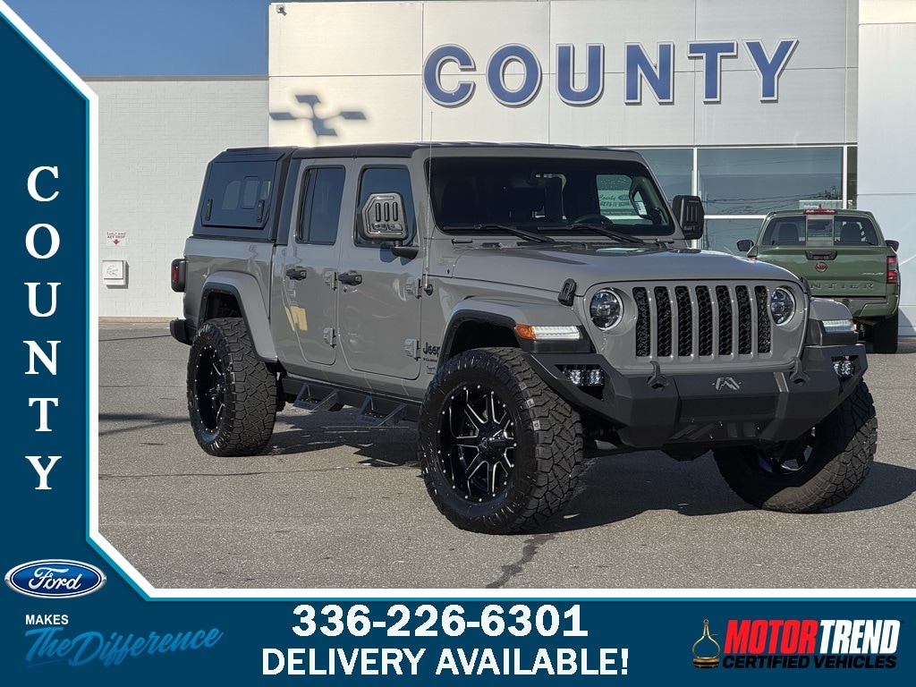 2023 Jeep Gladiator Sport S's photo