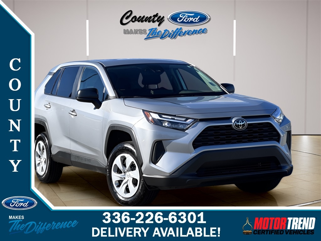 2023 Toyota RAV4 LE's photo