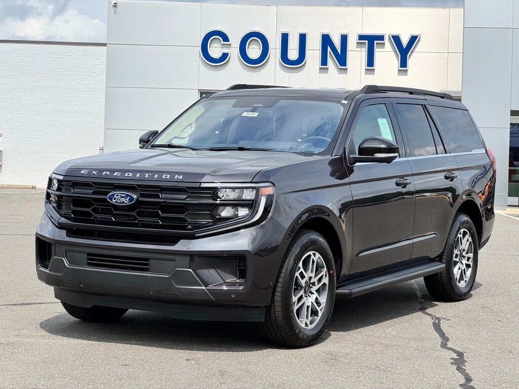 2025 Ford Expedition photo 2