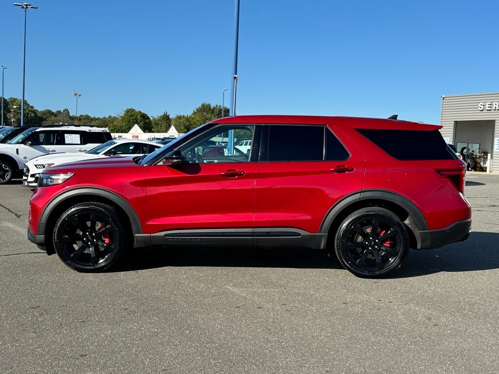 2022 Ford Explorer ST photo 3