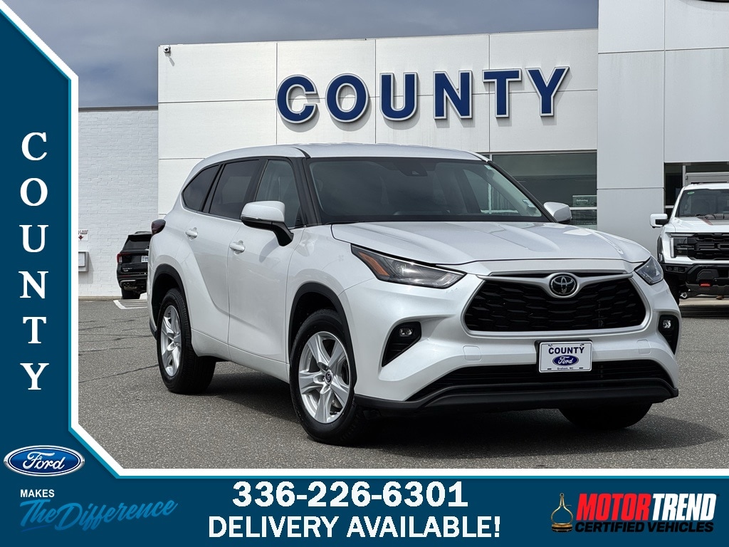 2024 Toyota Highlander LE's photo