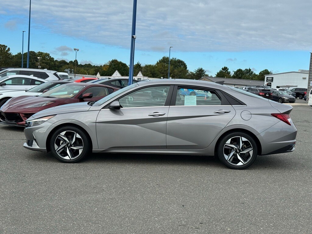 2022 Hyundai Elantra Limited photo 2