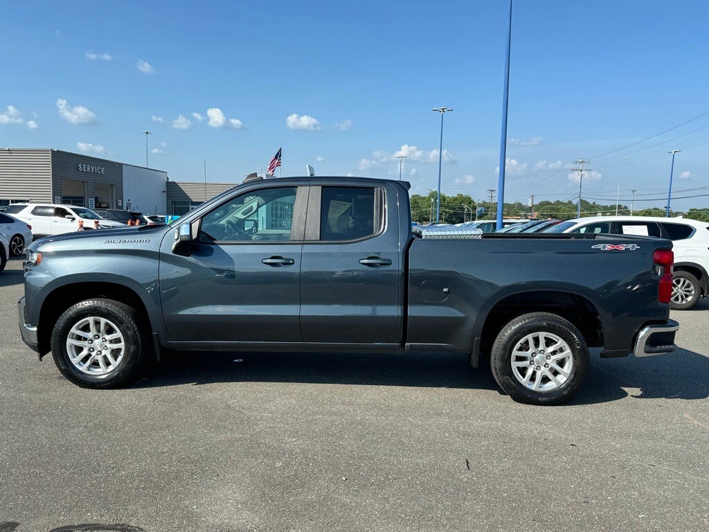 2020 Chevrolet Silverado 1500 LT photo 2