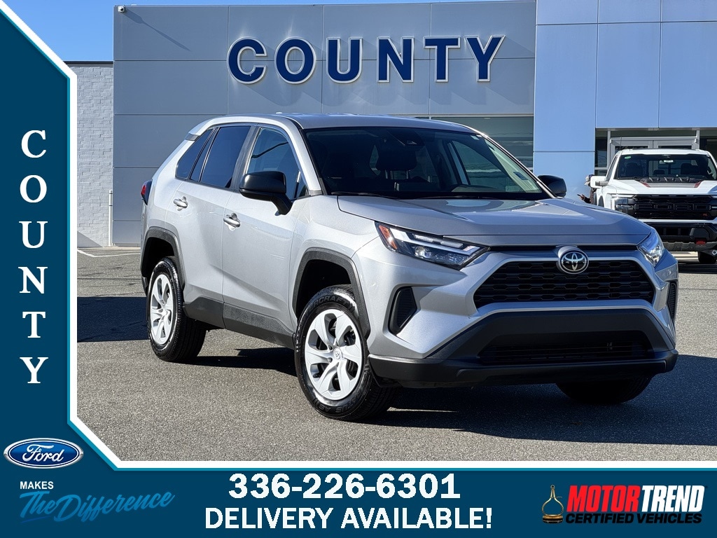 2023 Toyota RAV4 LE's photo