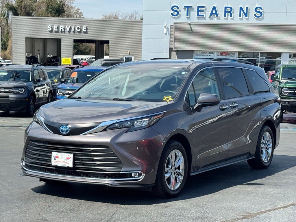 Used 2024 Toyota Sienna XLE Minivan/Van