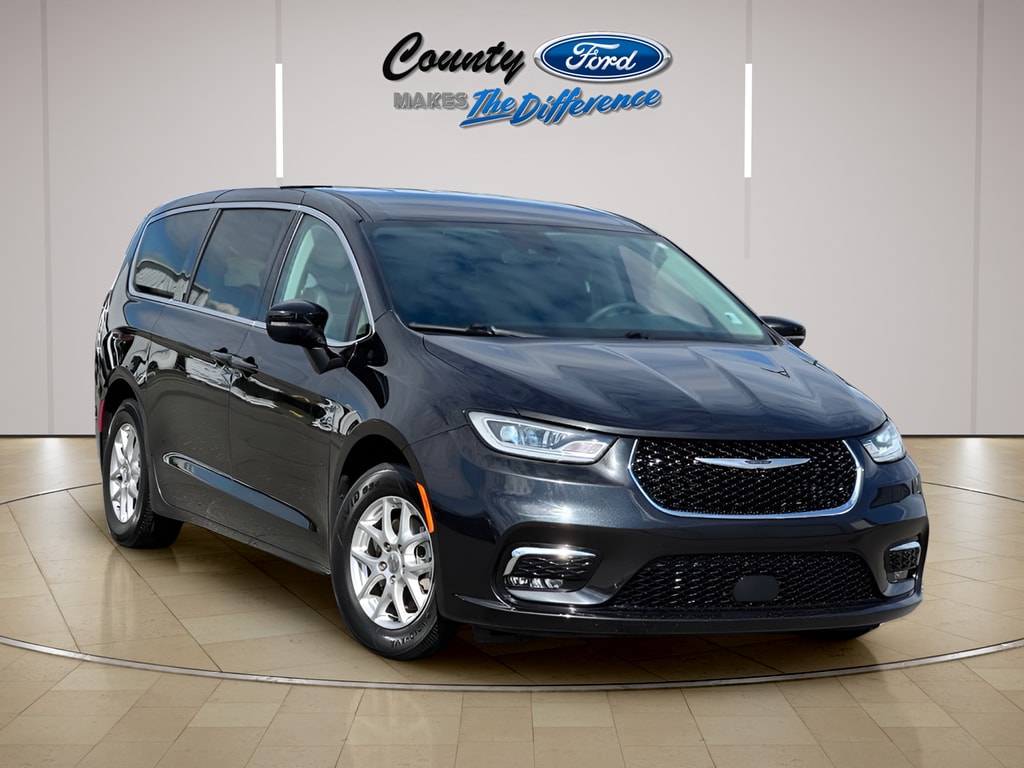 2023 Chrysler Pacifica Touring L's photo