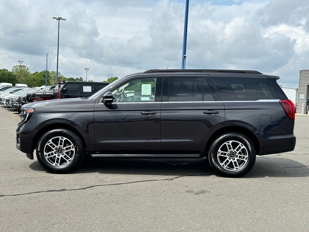 2025 Ford Expedition photo 3