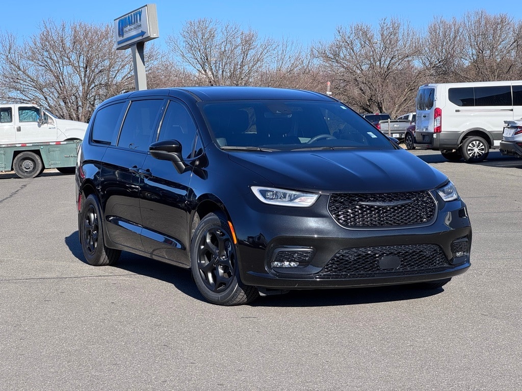 2023 Chrysler Pacifica Hybrid Touring L's photo
