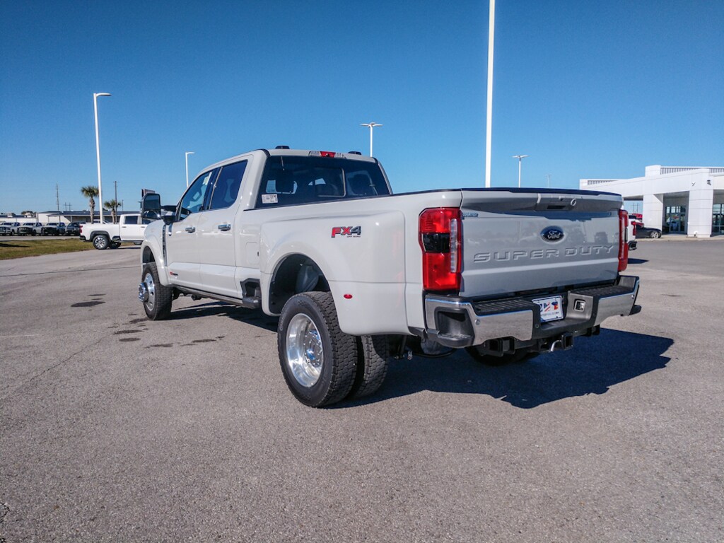 New 2026 Ford F-450 Lariat Truck Crew Cab