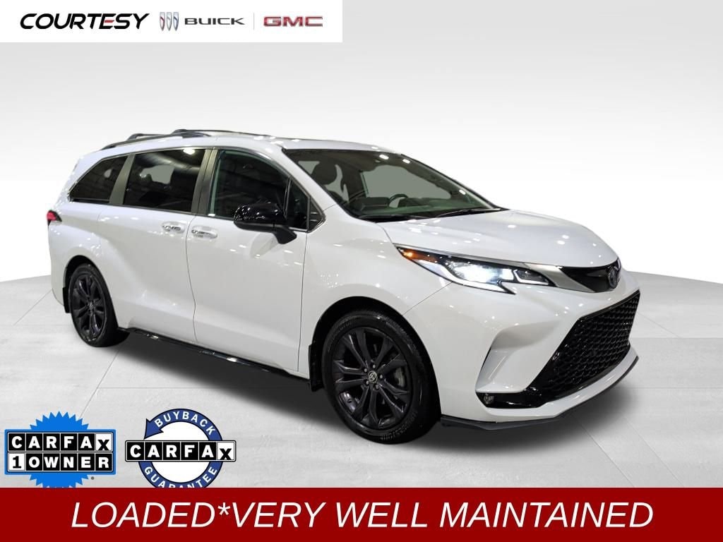 2022 Toyota Sienna XSE's photo