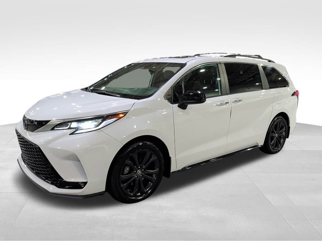 2022 Toyota Sienna XSE photo 2