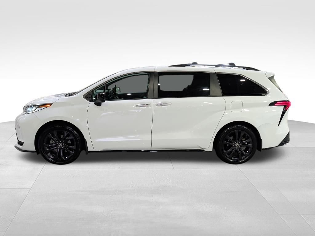 2022 Toyota Sienna XSE photo 3