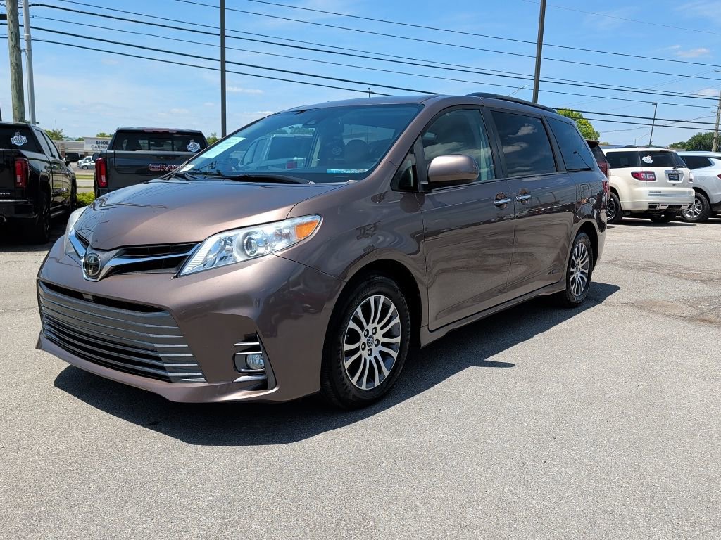2018 Toyota Sienna XLE V6 7-Passenger Access Seat's photo