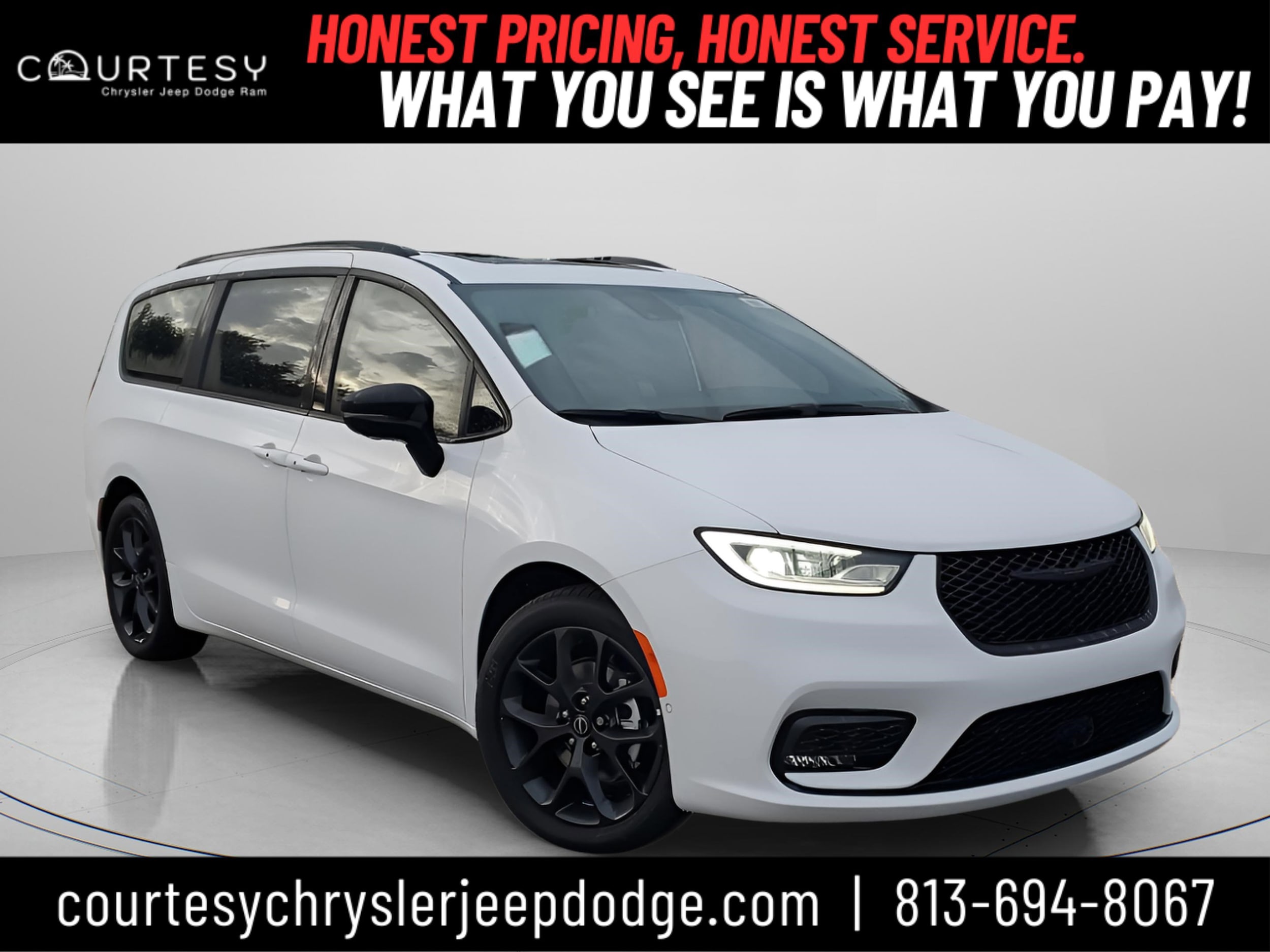 2025 Chrysler Pacifica Limited's photo