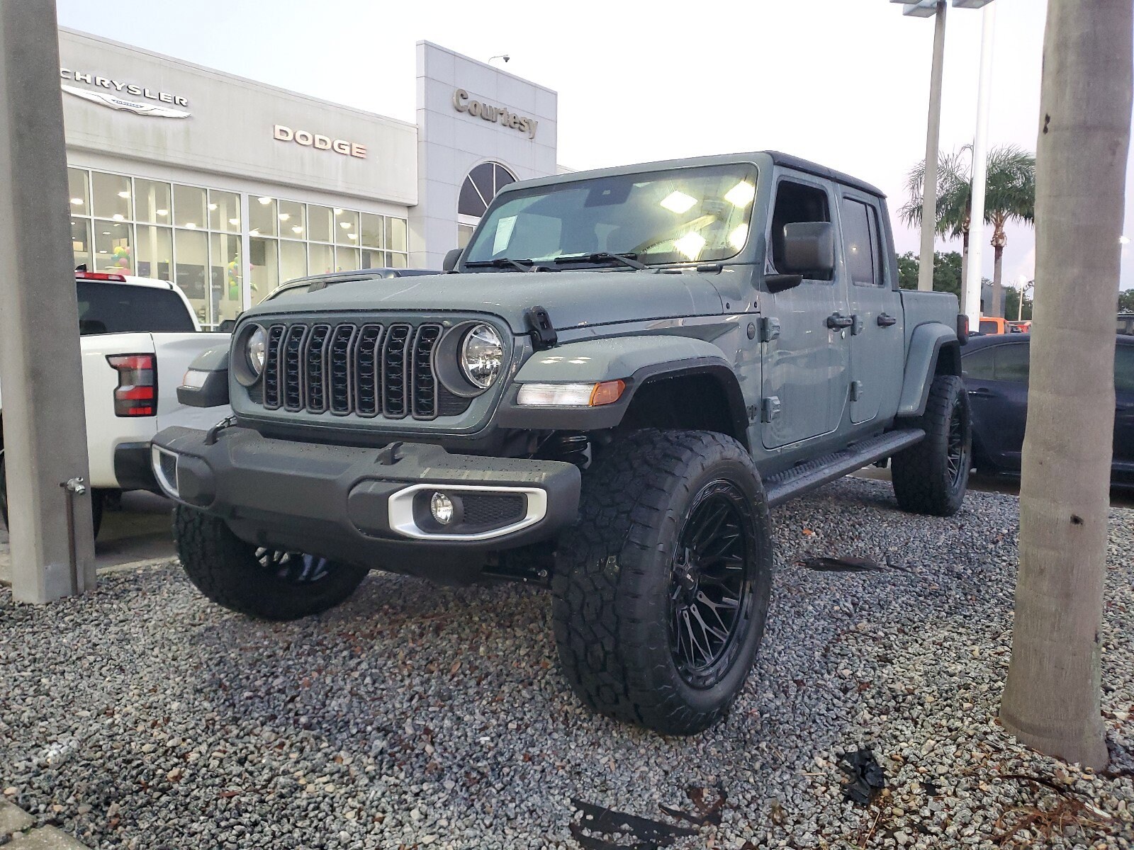 2025 Jeep Gladiator Sport S photo 2