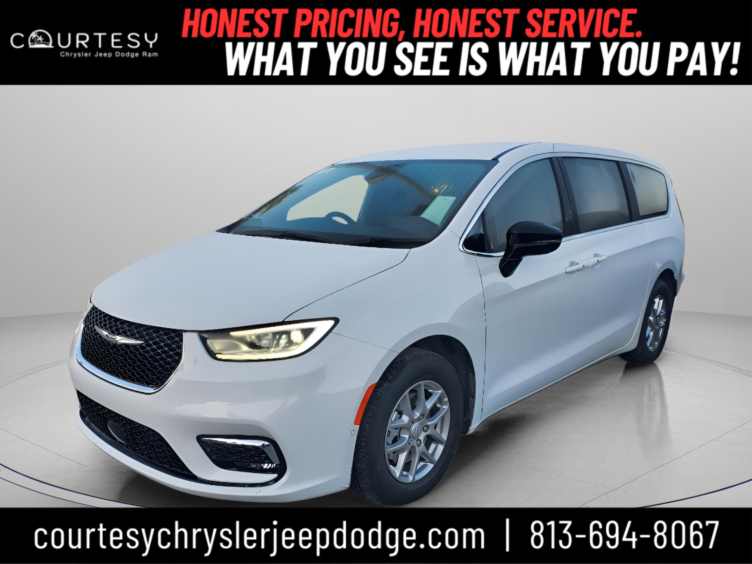 2026 Chrysler Pacifica Select's photo