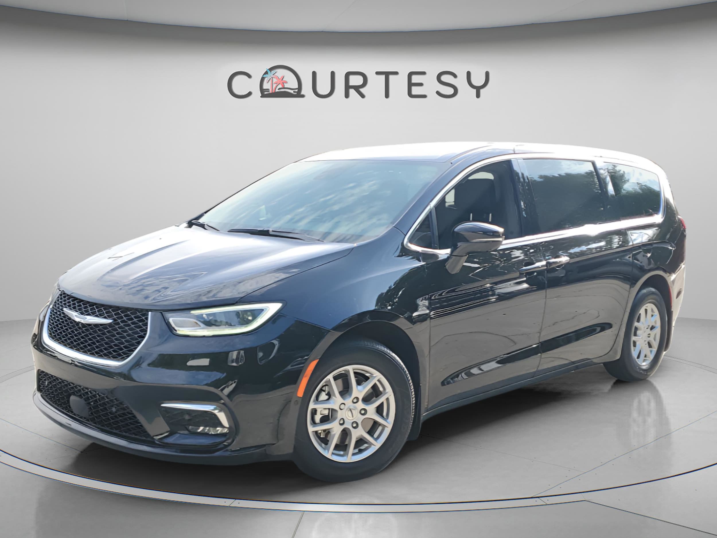 2025 Chrysler Pacifica Select's photo