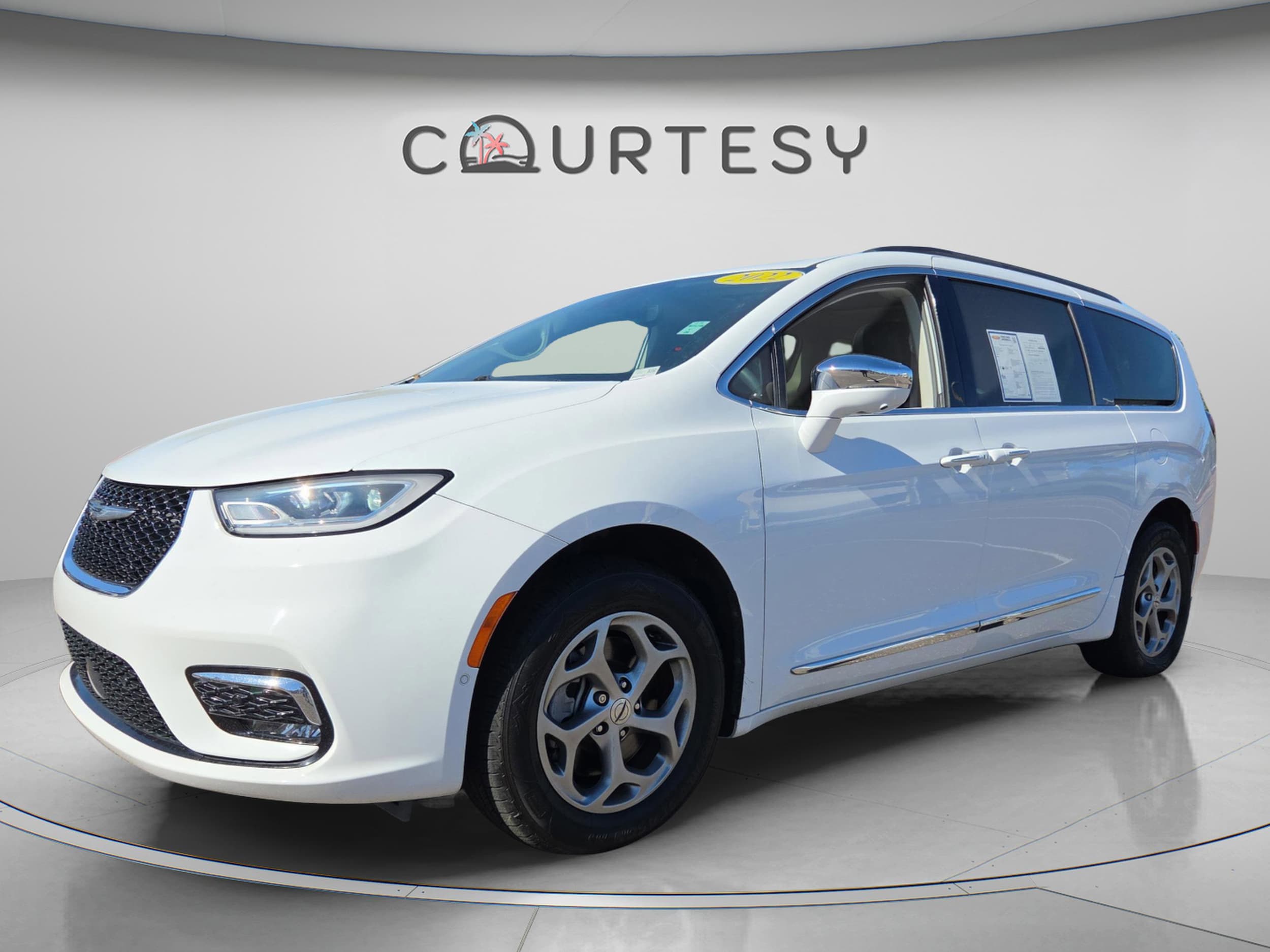 2022 Chrysler Pacifica Limited's photo