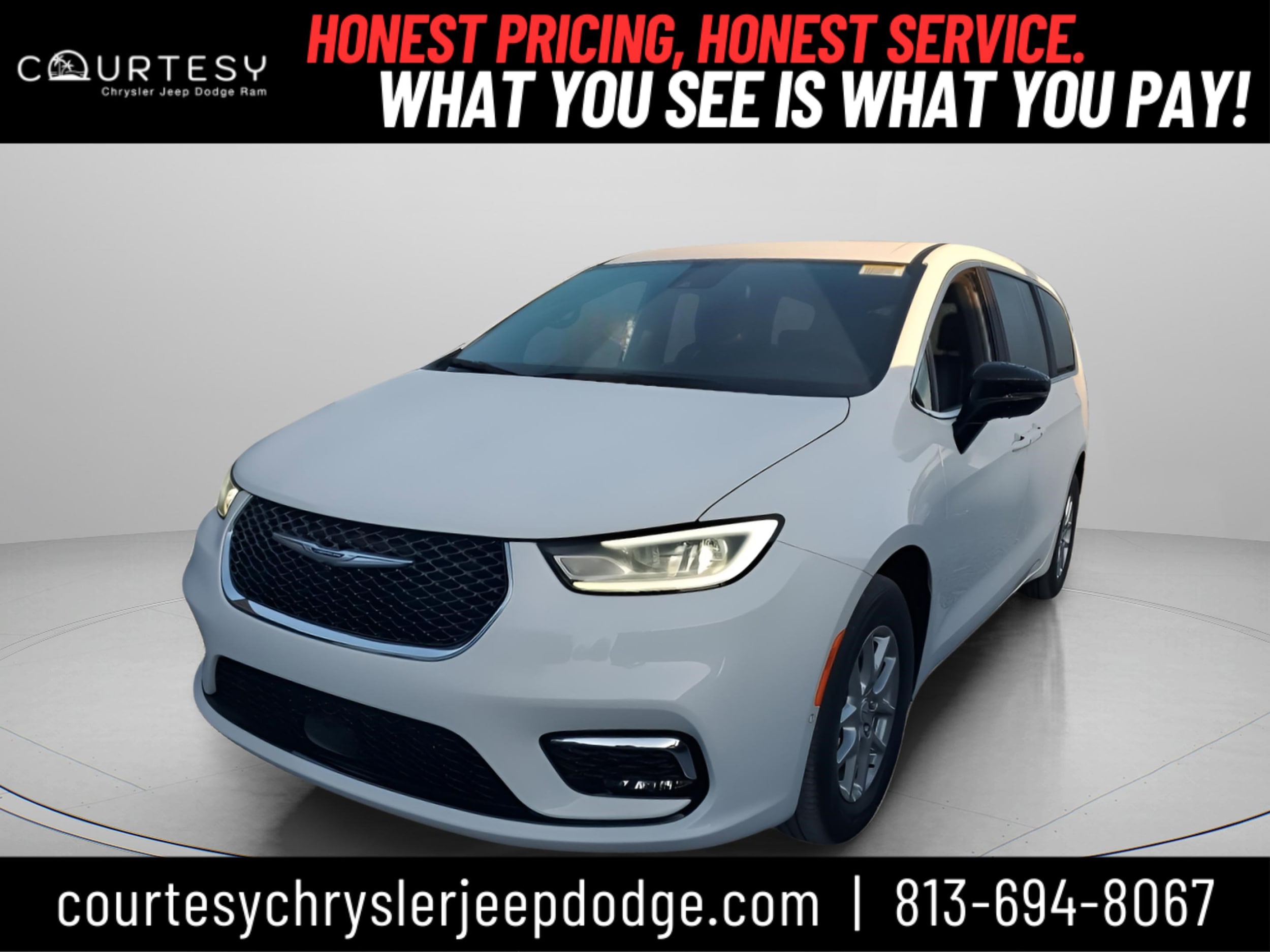 2026 Chrysler Pacifica Select's photo