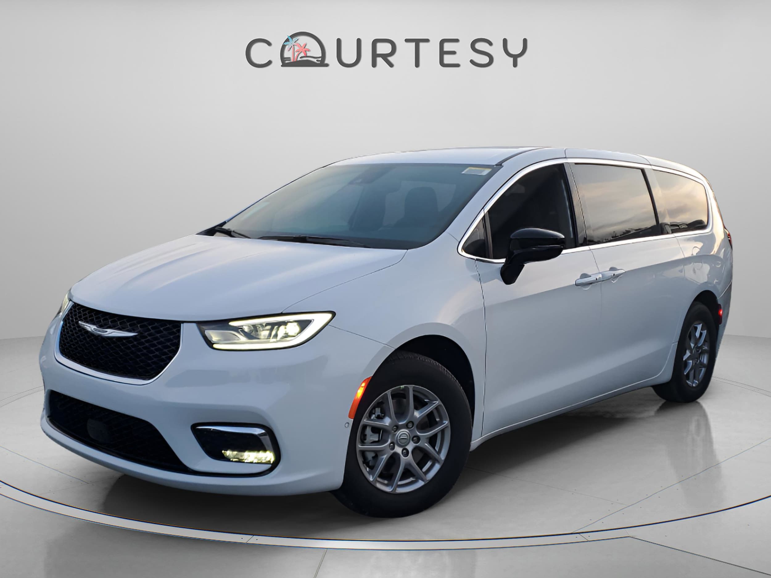 2026 Chrysler Pacifica Select's photo