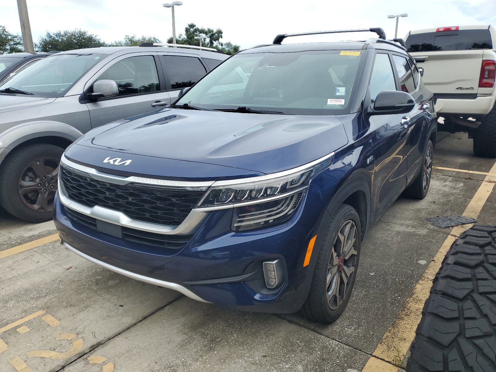 2022 Kia Seltos SX photo 2