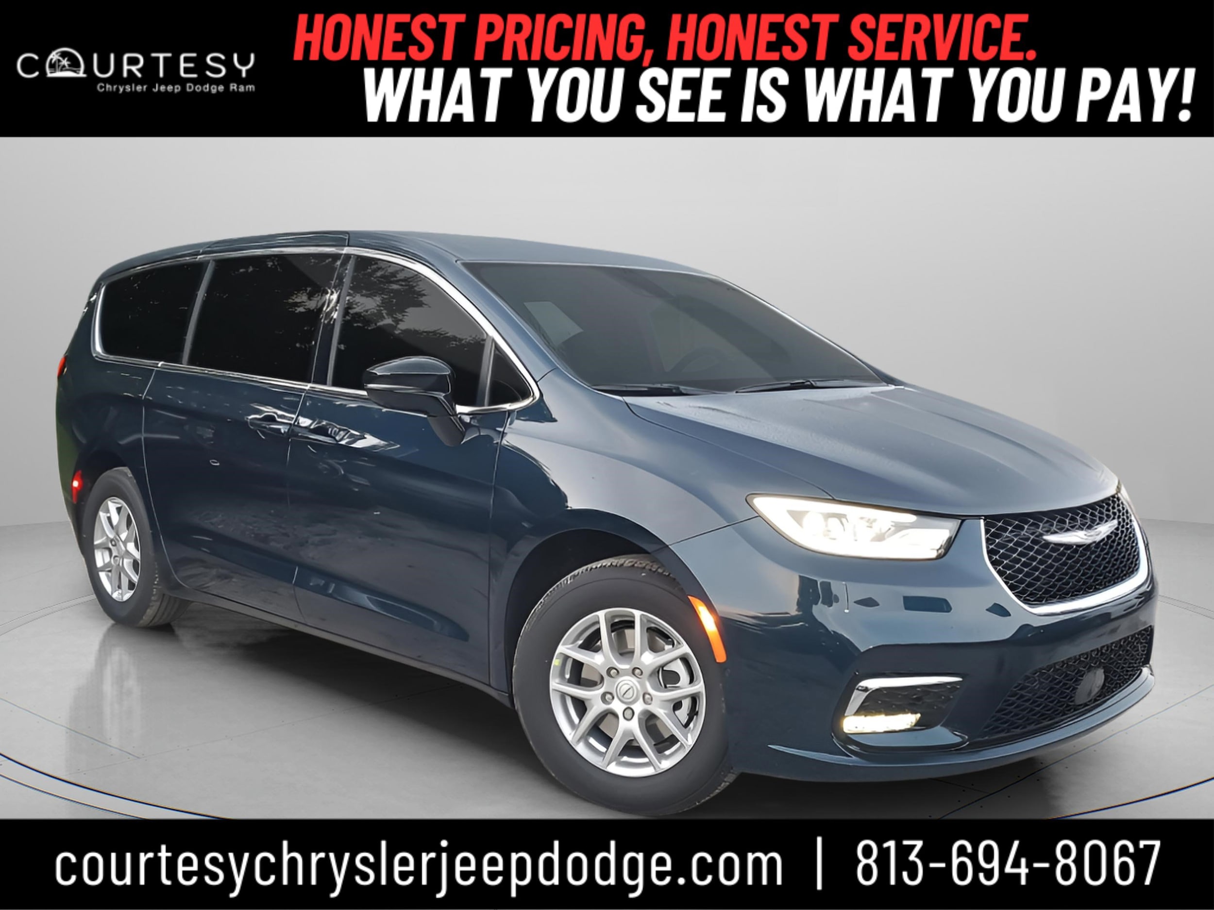 2025 Chrysler Pacifica Select's photo