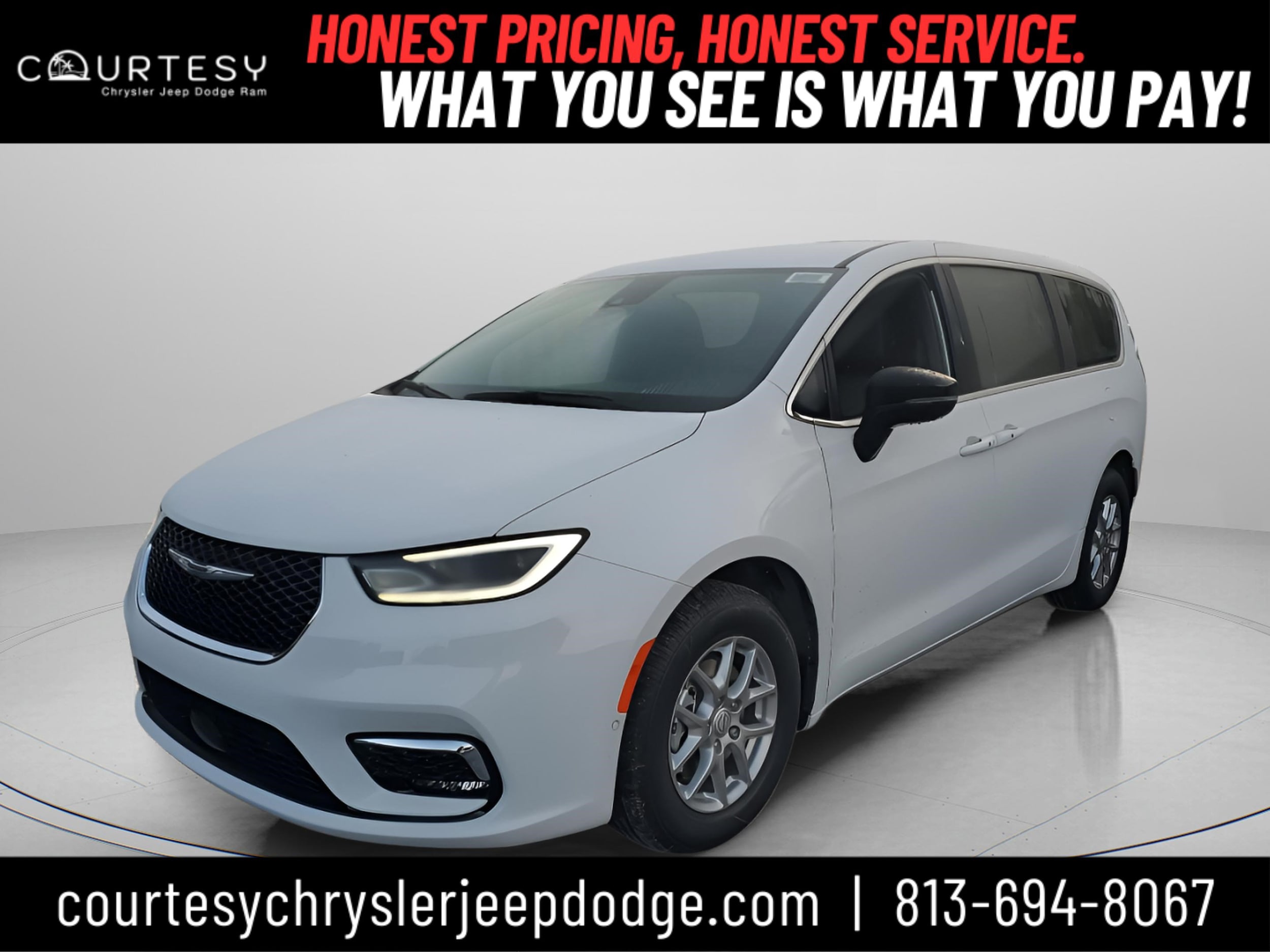 2026 Chrysler Pacifica Select's photo