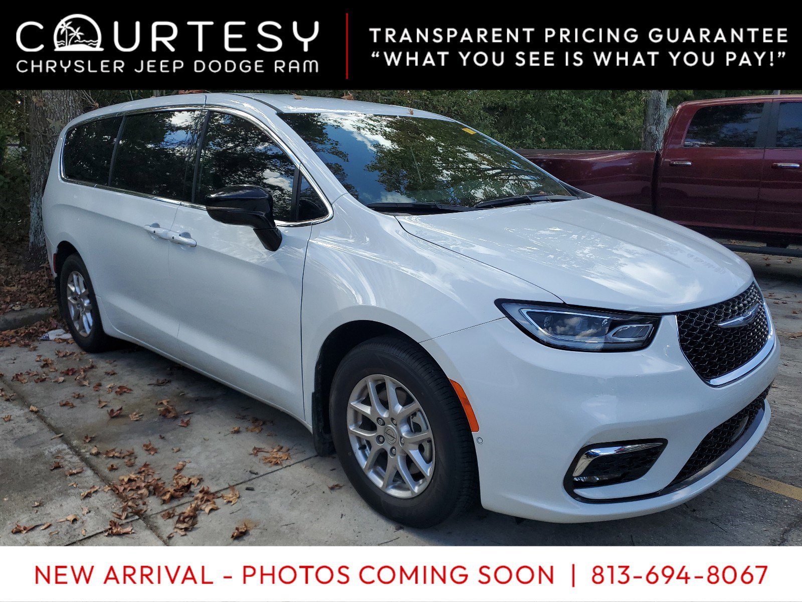 2025 Chrysler Pacifica Select's photo