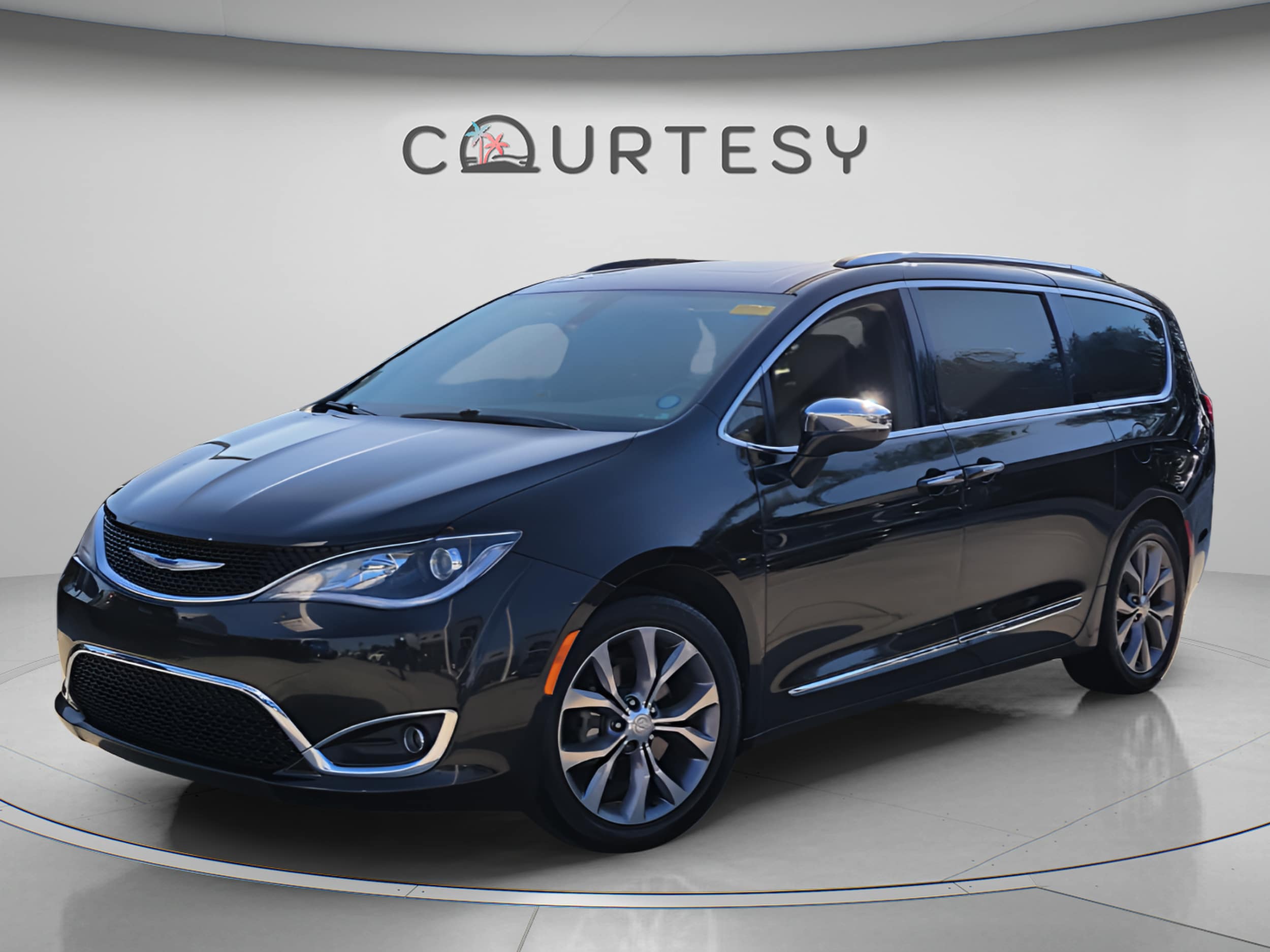2019 Chrysler Pacifica Limited's photo