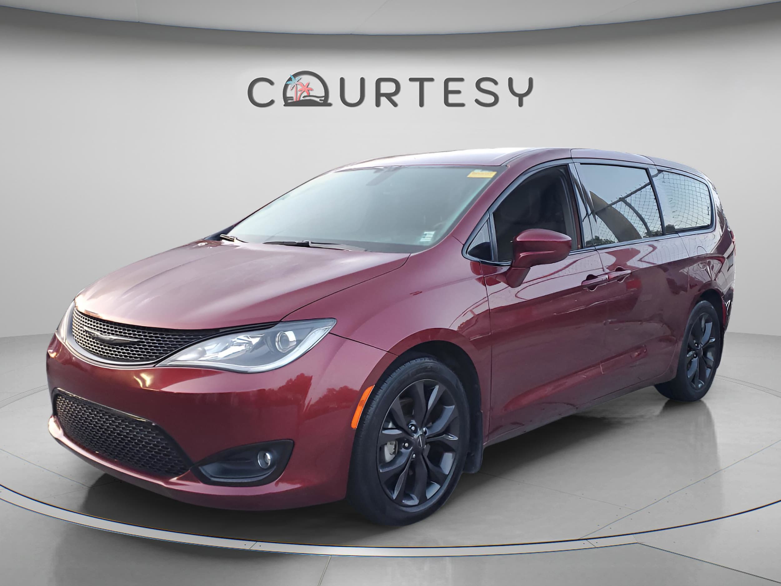 2020 Chrysler Pacifica Touring's photo