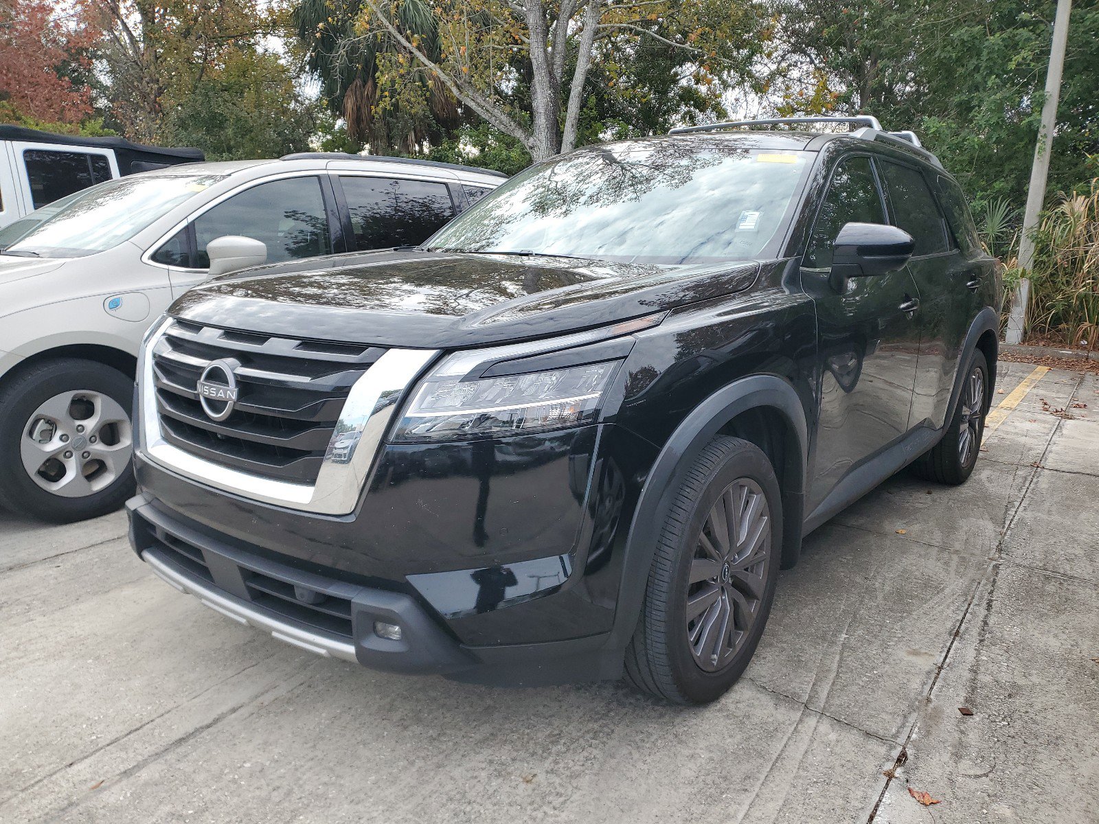 2022 Nissan Pathfinder SL's photo