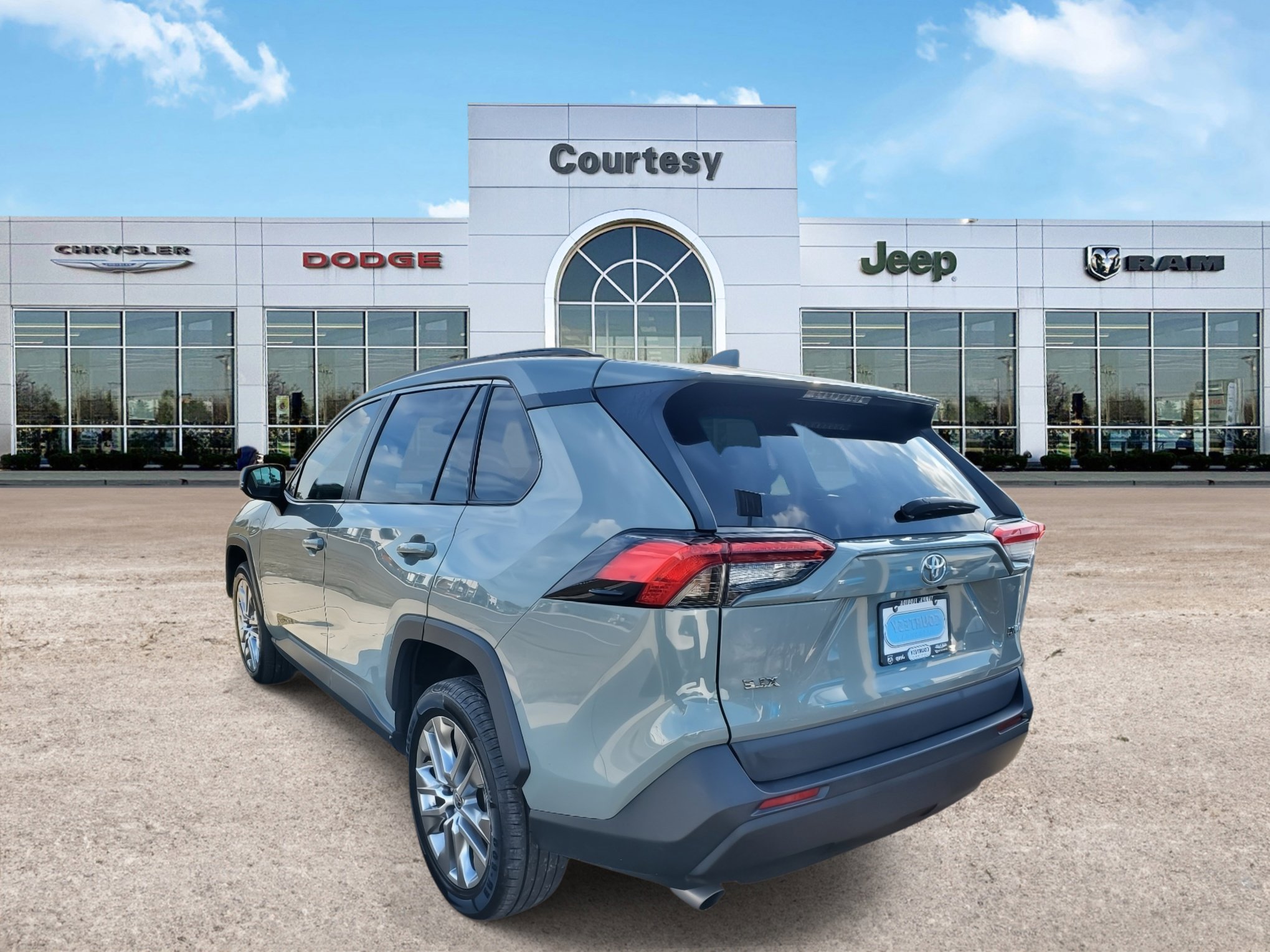 2021 Toyota RAV4 XLE Premium photo 3