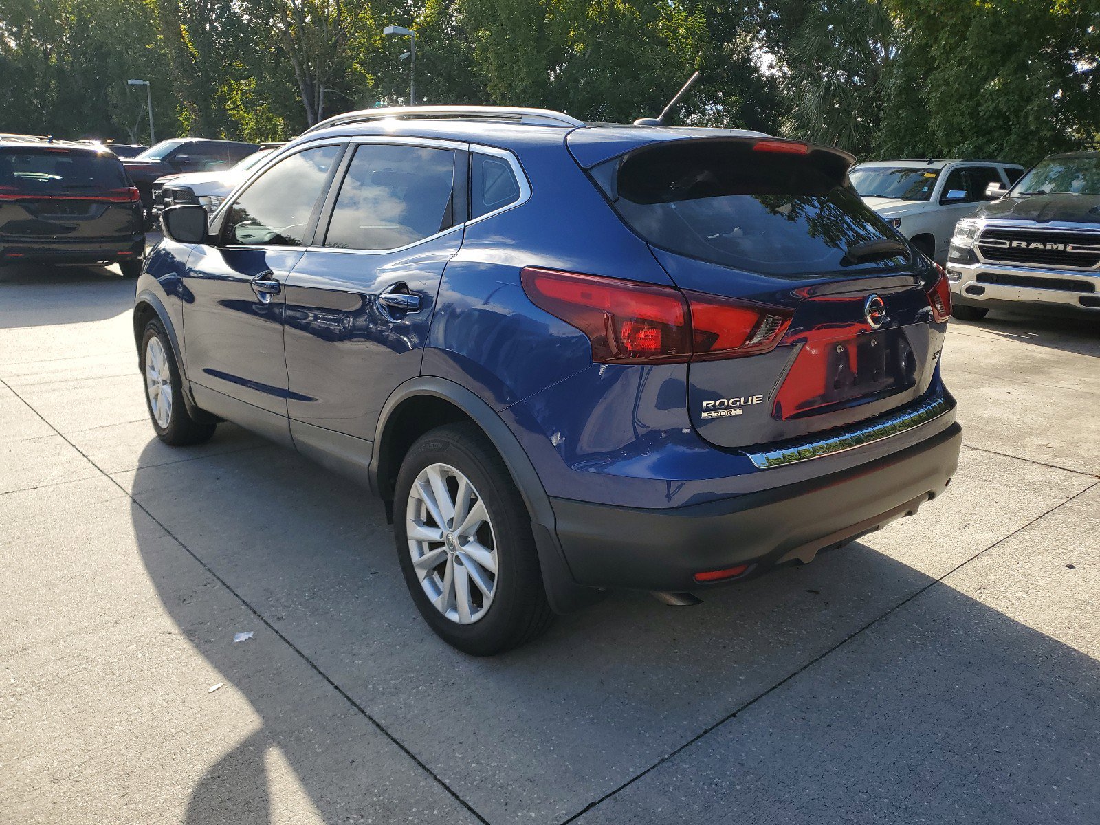 2018 Nissan Rogue Sport SV photo 3