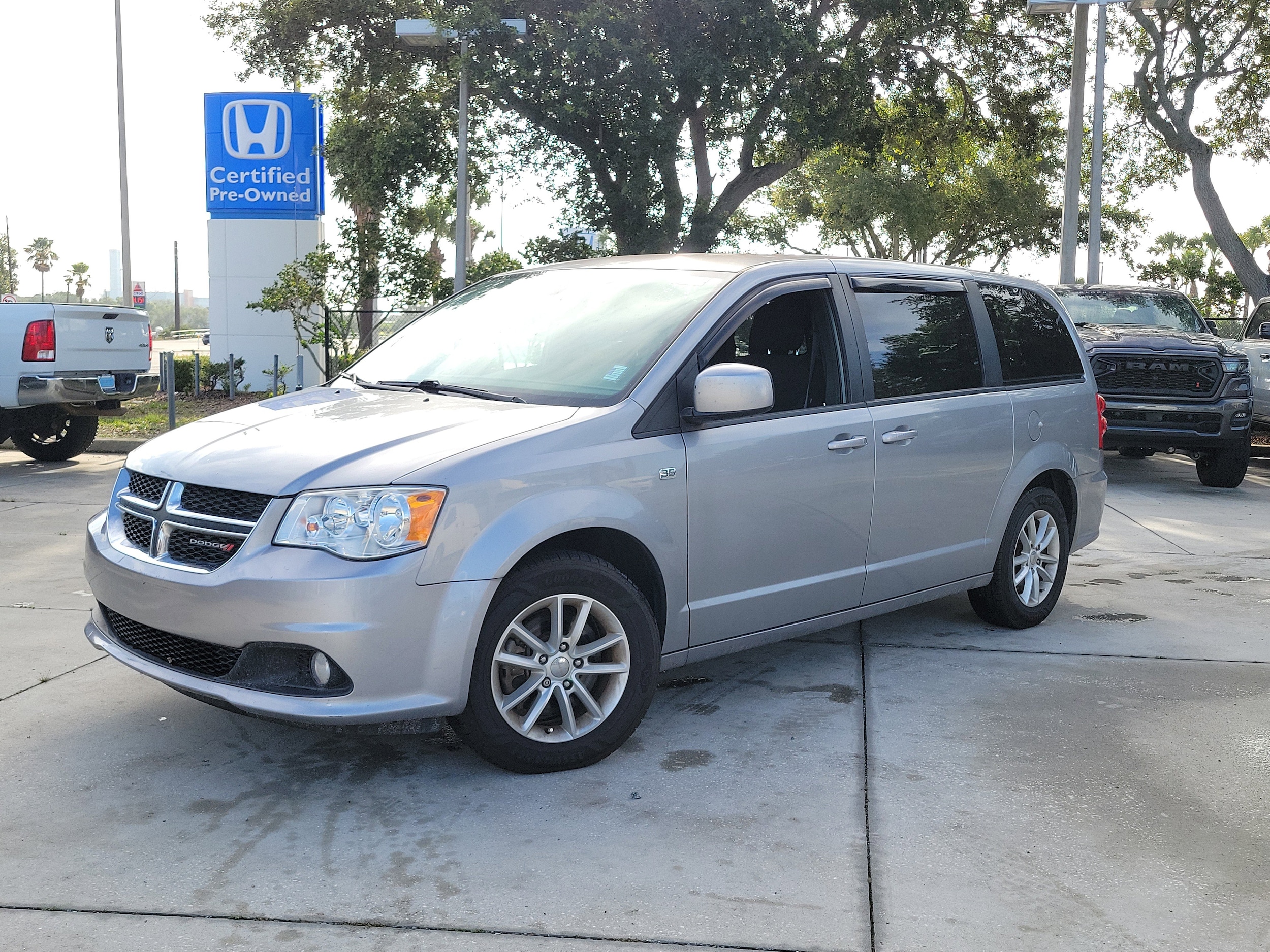 2019 Dodge Grand Caravan SE 35th Anniversary's photo