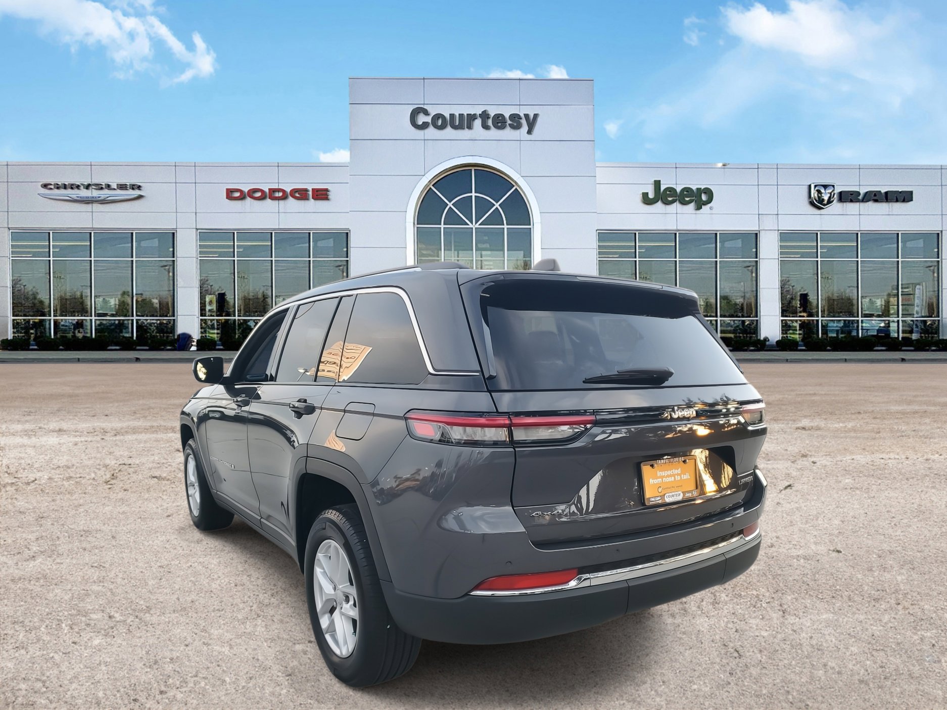 2024 Jeep Grand Cherokee Laredo X photo 3