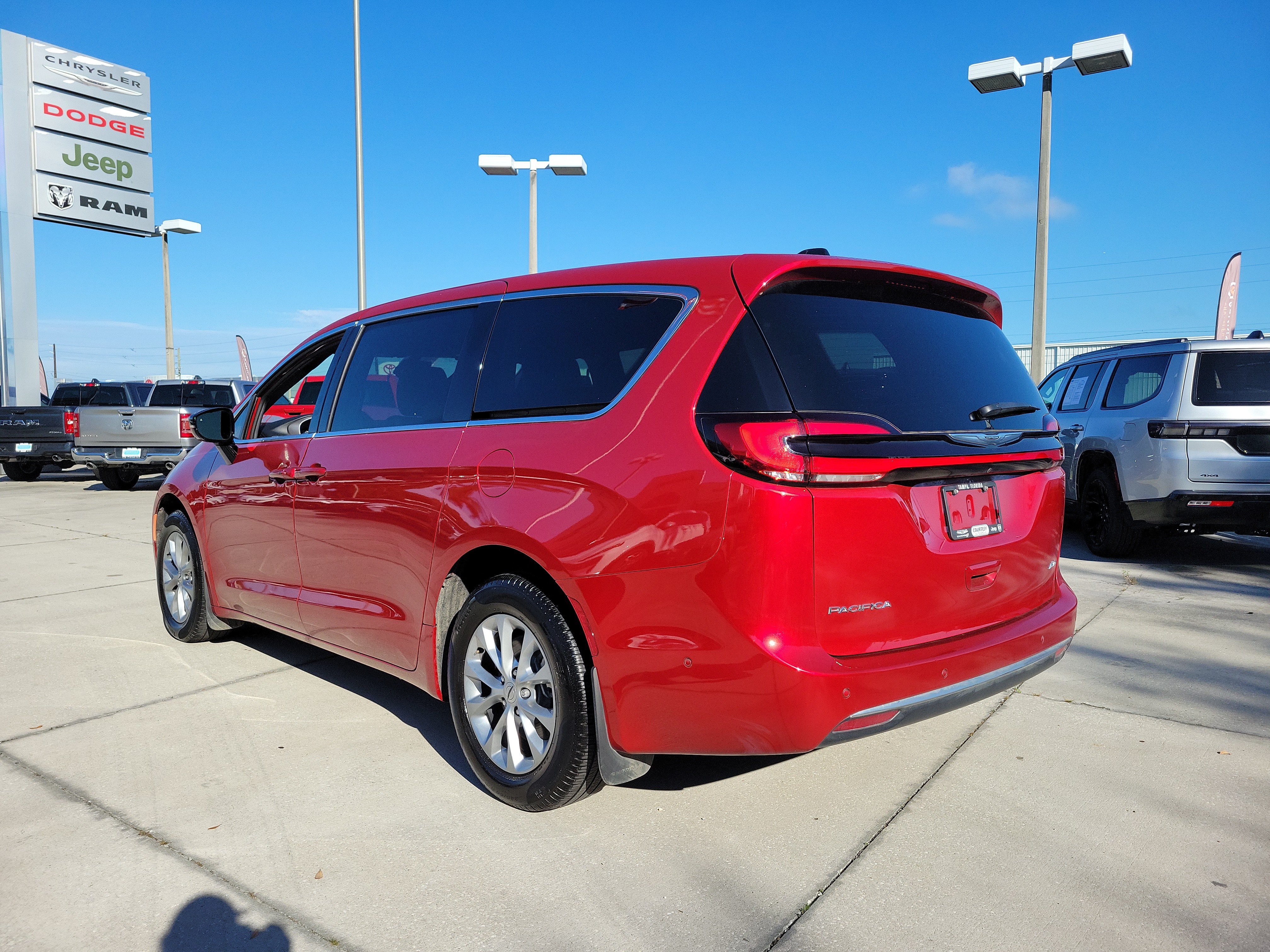 Used 2025 Chrysler Pacifica Select Select AWD