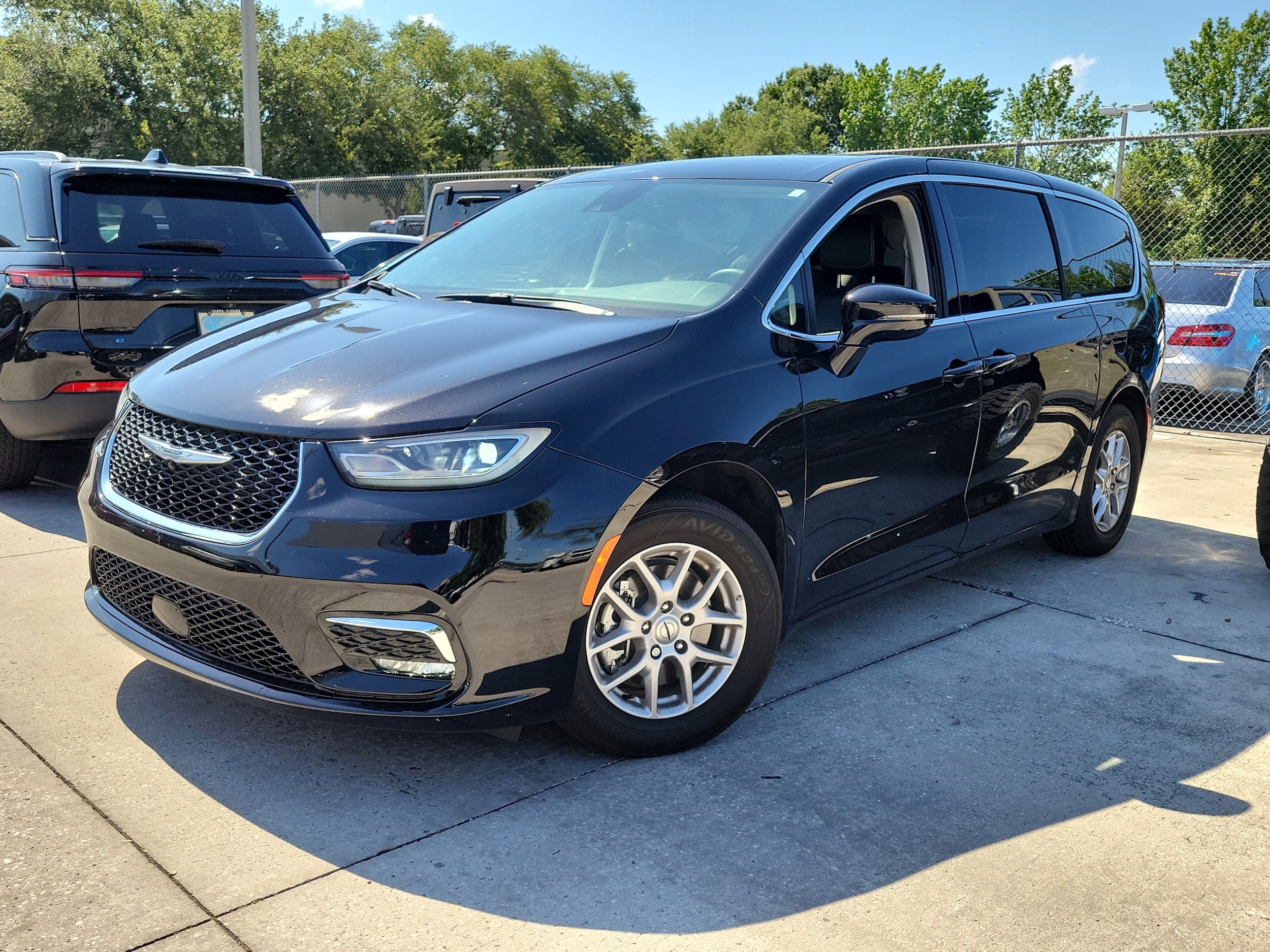 2024 Chrysler Pacifica Touring L's photo