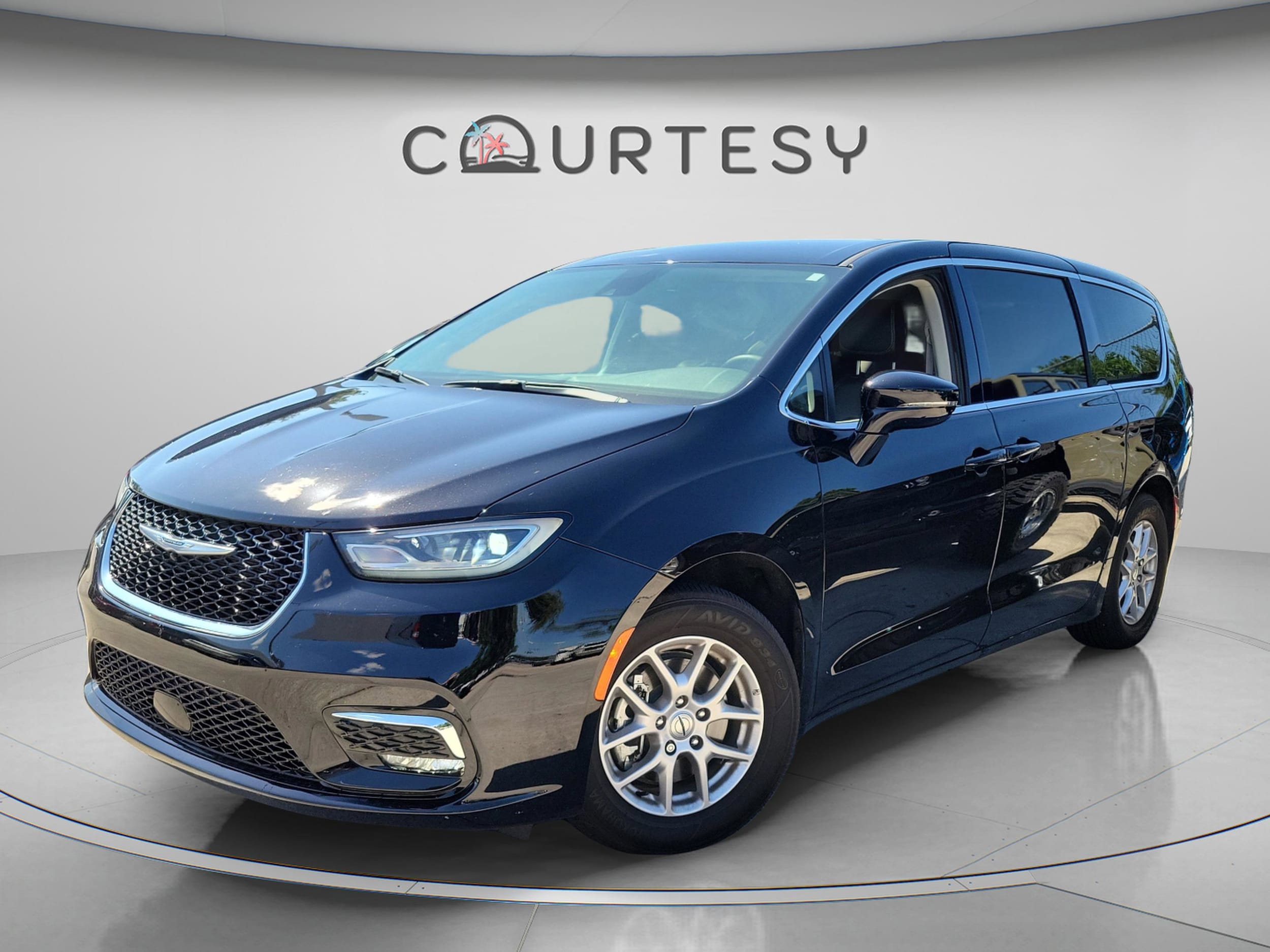 2024 Chrysler Pacifica Touring L's photo