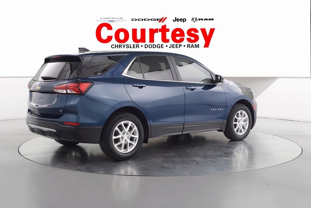 2023 Chevrolet Equinox LT photo 3